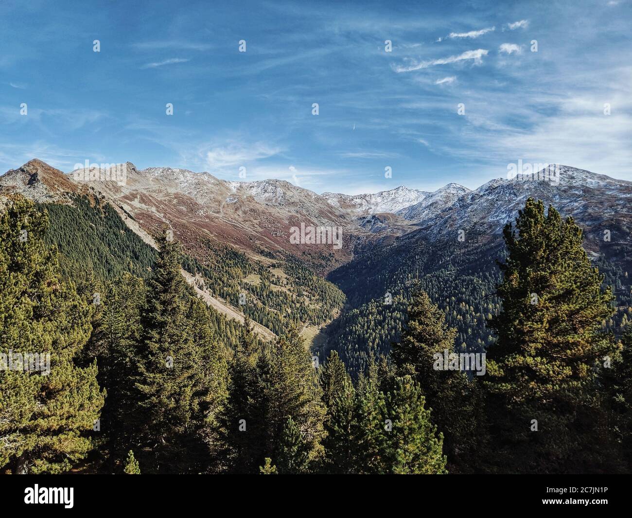 Sur le chemin du Zirbenweg tyrolien, vue sur la vallée de la cabane Boscheben Banque D'Images