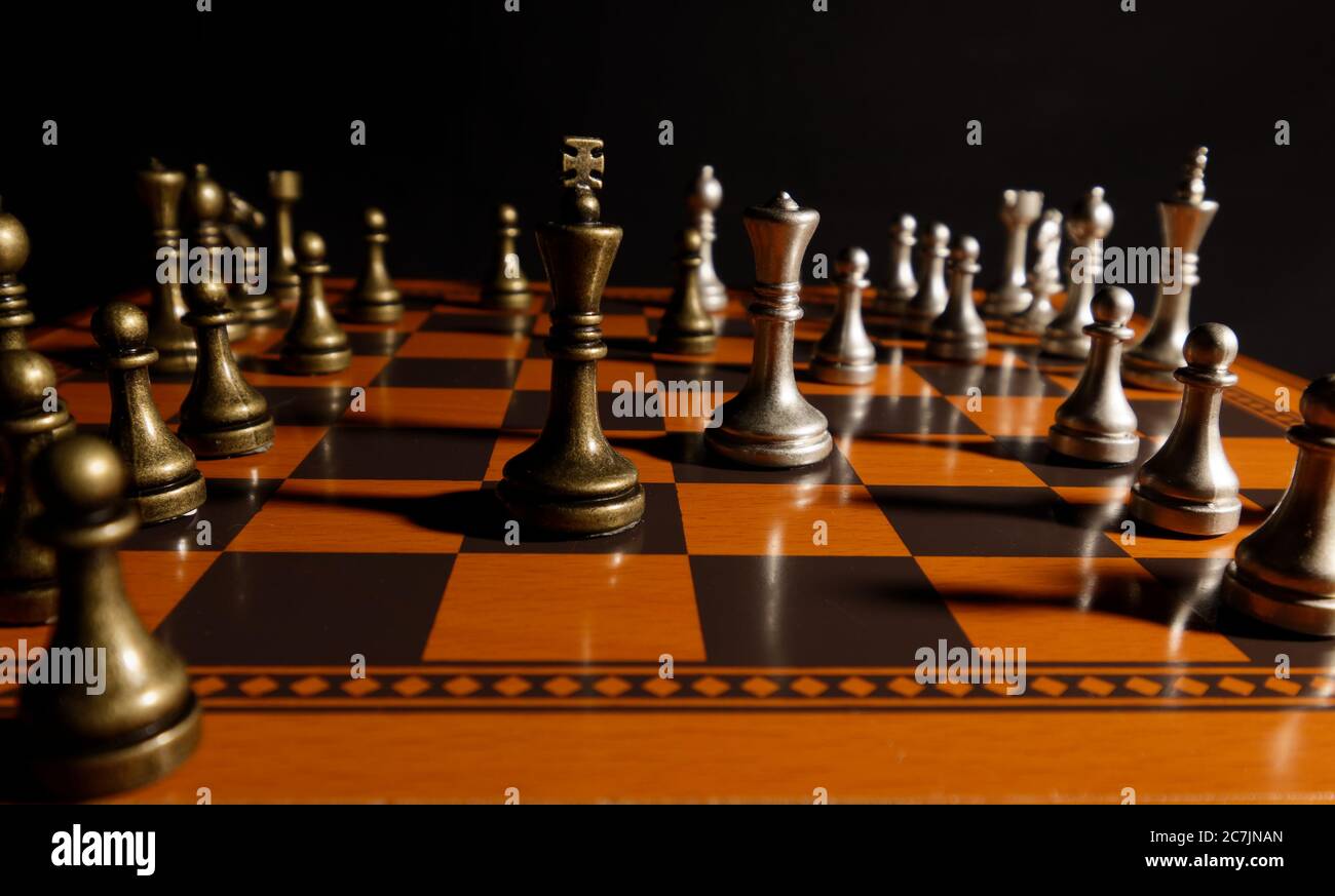 Pièces d'échecs sur le échiquier avec fond sombre Banque D'Images