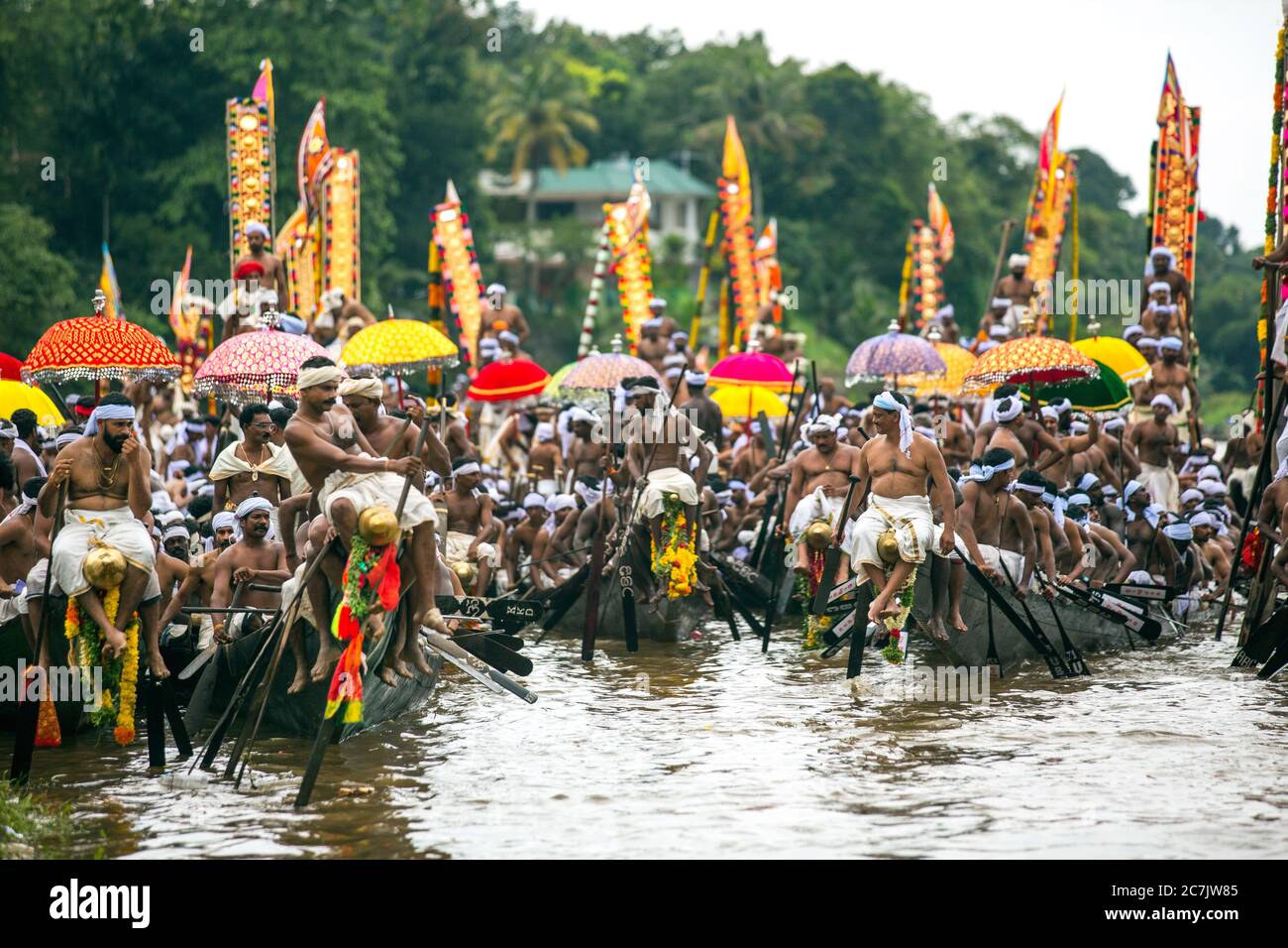 Bateaux décorés aussi appelés palliyodam et rameurs de la course de bateaux d'Aranmula, la plus ancienne Fiesta de bateau de rivière à Kerala, Aranmula, course de bateau de serpent, inde Banque D'Images