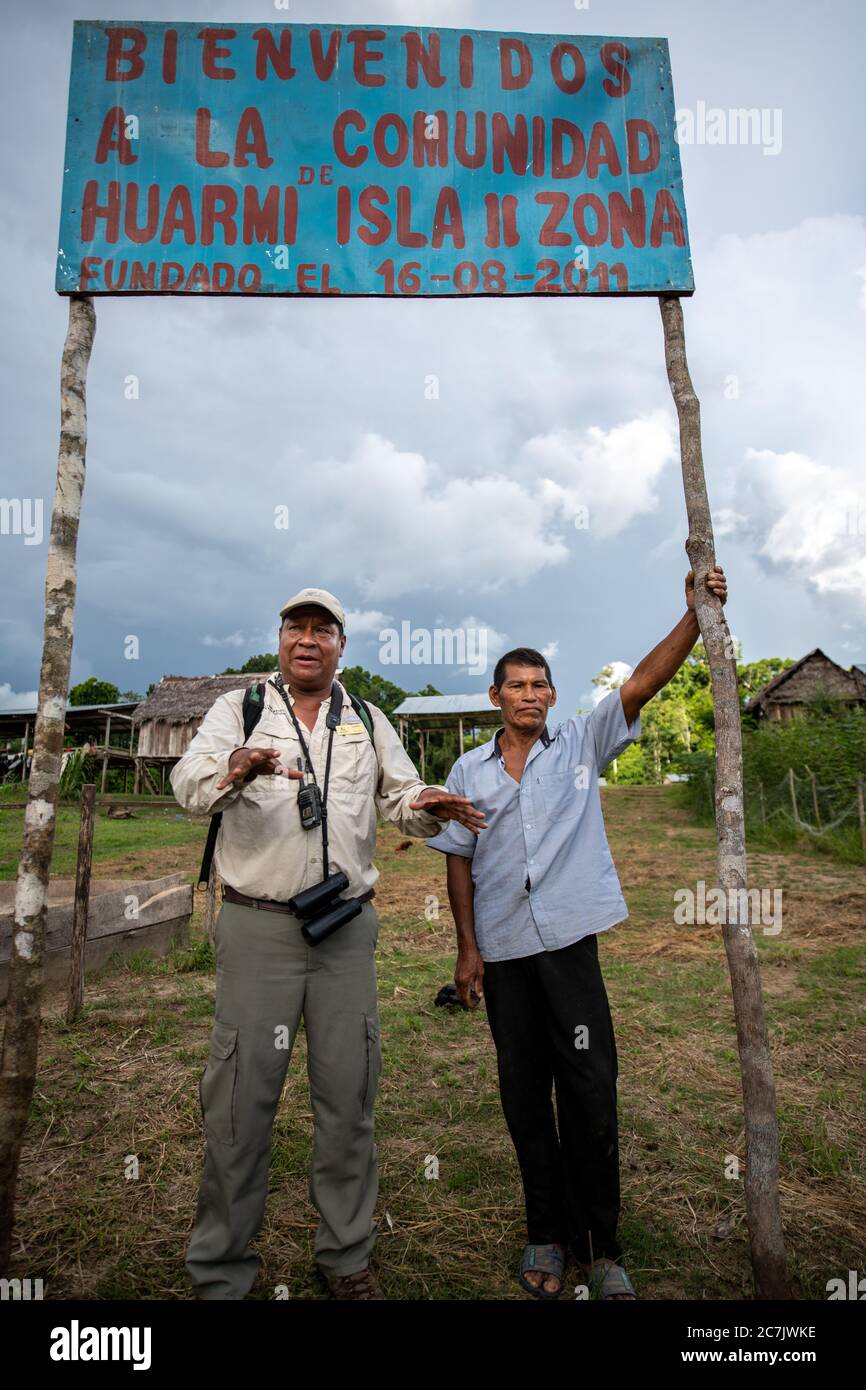 Guide du maire et de Zafiro au village de Riberenos de Huarmi de Isla sur la Rive péruvienne de l'Amazone Banque D'Images