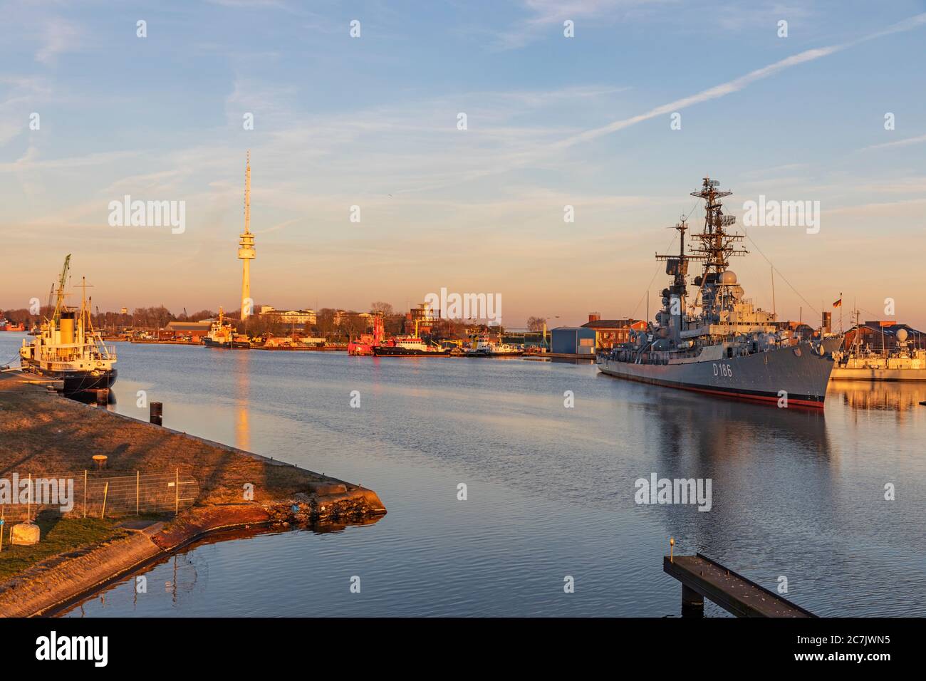 Ambiance nocturne, vue du pont Kaiser Wilhelm sur le port de correspondance, tour d'antenne, missile guidé destroyer Mölders, Deutsches Marinemuseum, Wilhelmshaven, Basse-Saxe, Banque D'Images