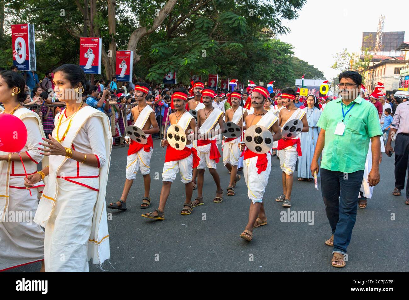 Habillés de couleurs vives sur santa fait flashmob de Buon Natale christmas fest 2017 thrissur thrissur, Kerala, Inde,une célébration de Noël unique lor Banque D'Images