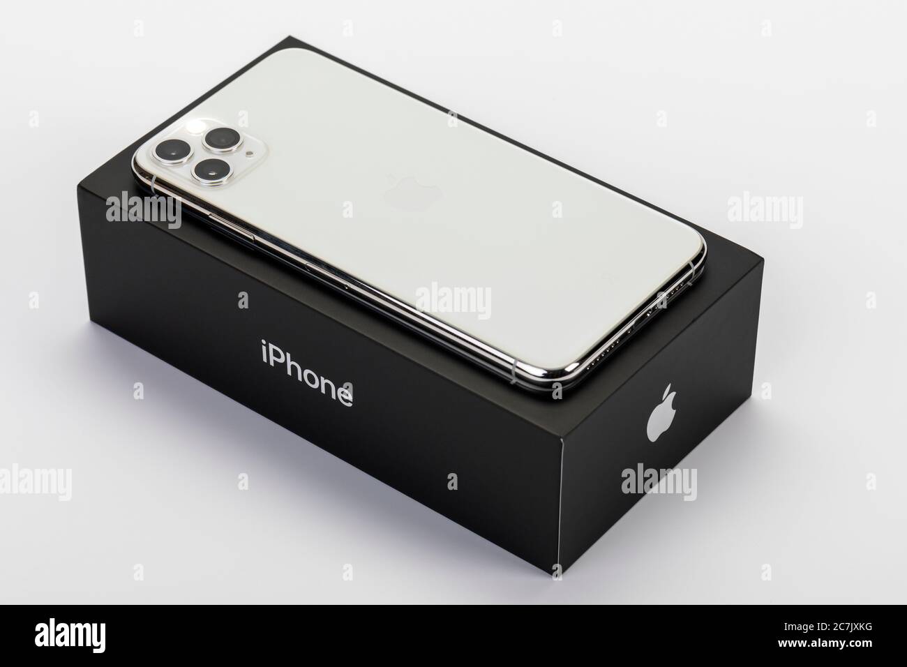 Apple iPhone 11 Pro Max sur emballage d'origine, dos, système à trois  caméras, flash, fond blanc Photo Stock - Alamy