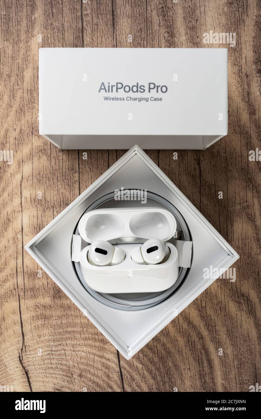 Apple AirPods Pro, emballage d'origine ouvert, accessoires Photo Stock -  Alamy