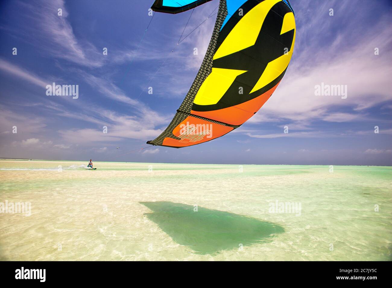 Le kitesurf est le grand sport sur l'île de Zanzibar, des milliers d'amateurs et de professionnels affluent à la plage Paje pour ce sport, Banque D'Images