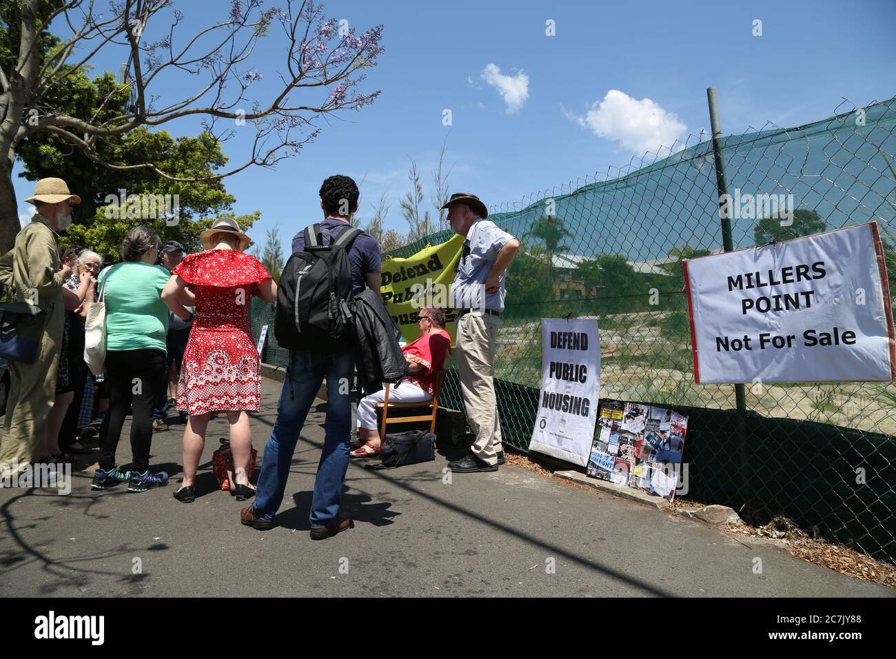 Les manifestants contre la vente de logements publics se rassemblent sur le site de Cowper Street à Glebe et se montrent solidaires de la campagne contre le liquidation de p Banque D'Images