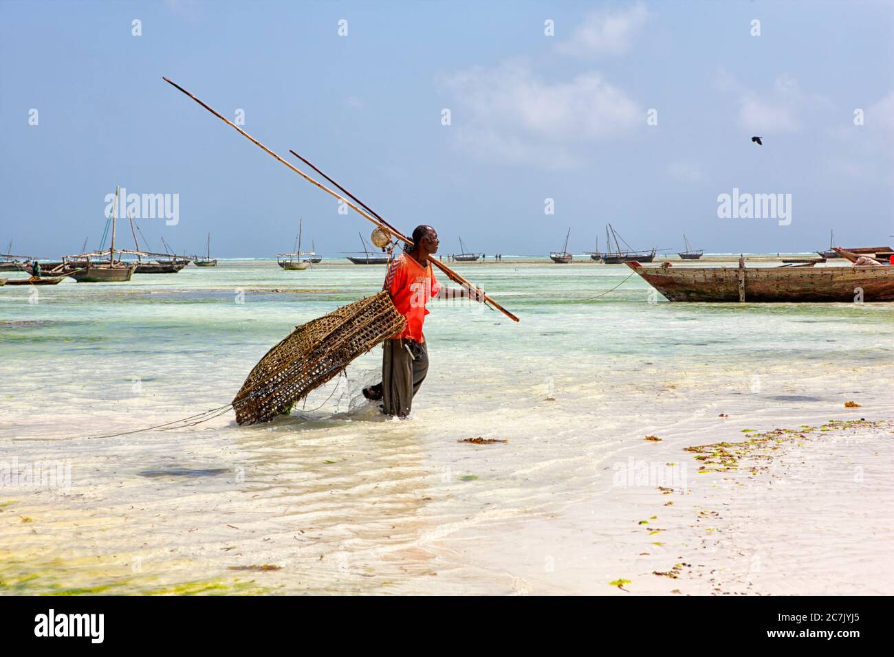 Les pêcheurs de la mer de Nungwi, Zanzibar, Tanzanie, Afrique de l'est Banque D'Images