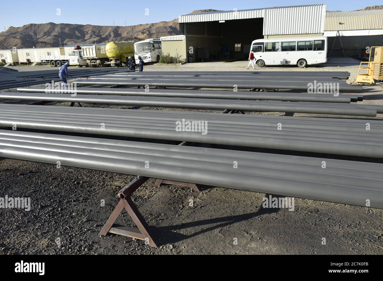 Tuyaux rouges pour systèmes de lutte contre les incendies et lignes d'eau d'extinction dans les bâtiments industriels. Banque D'Images
