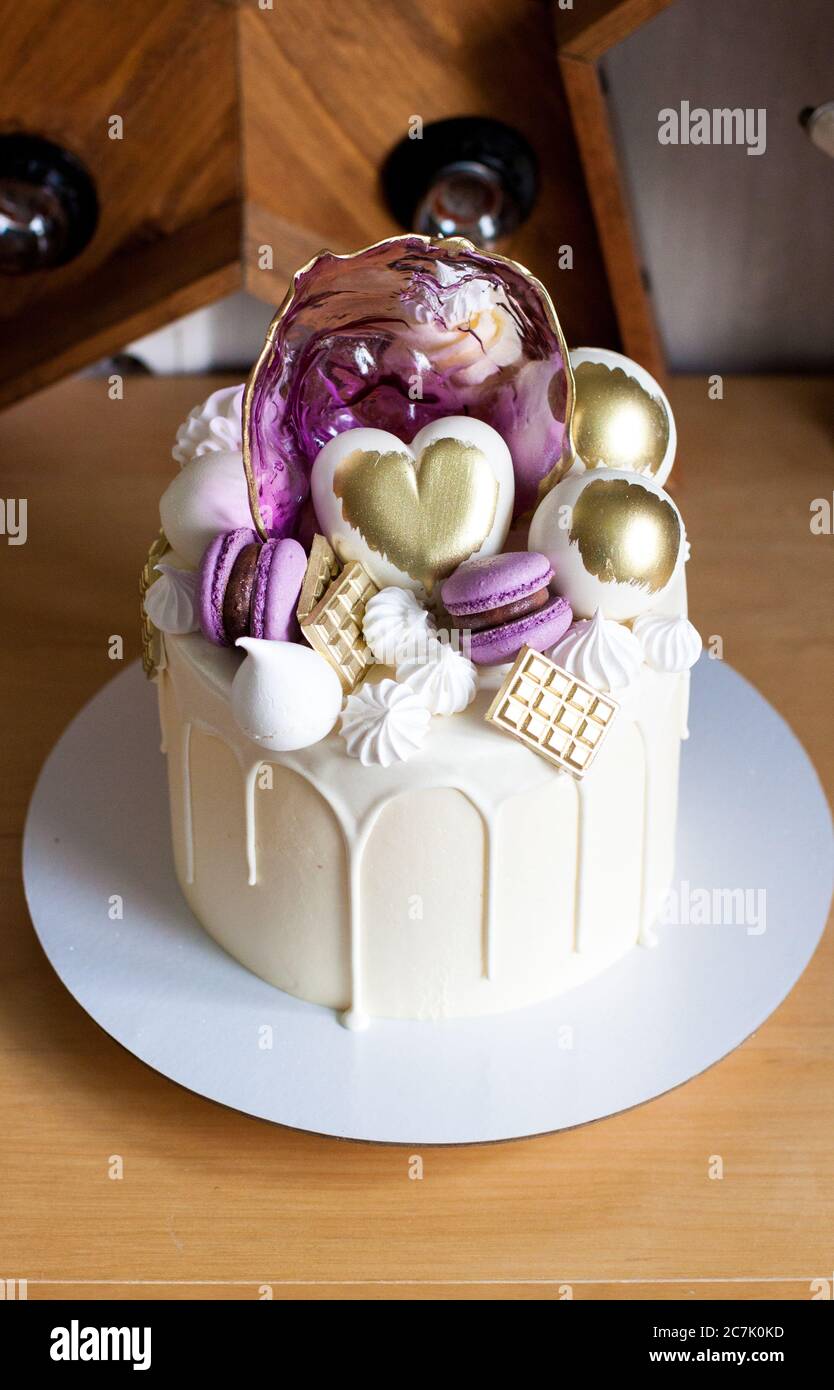 Gateau Moderne Et Elegant Au Chocolat Blanc Fondu Coeur Dore Et Boules De Chocolat Macarons Meringue Et Caramel Photo Stock Alamy