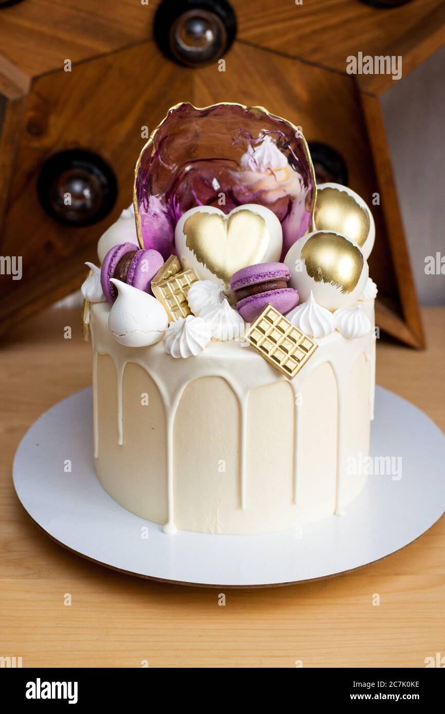 Gateau Moderne Et Elegant Au Chocolat Blanc Fondu Coeur Dore Et Boules De Chocolat Macarons Meringue Et Caramel Photo Stock Alamy Gateau Moderne Et Elegant Au Chocolat Blanc Fondu Coeur Dore Et Boules De Chocolat Macarons Meringue Et Caramel Photo Stock Alamy