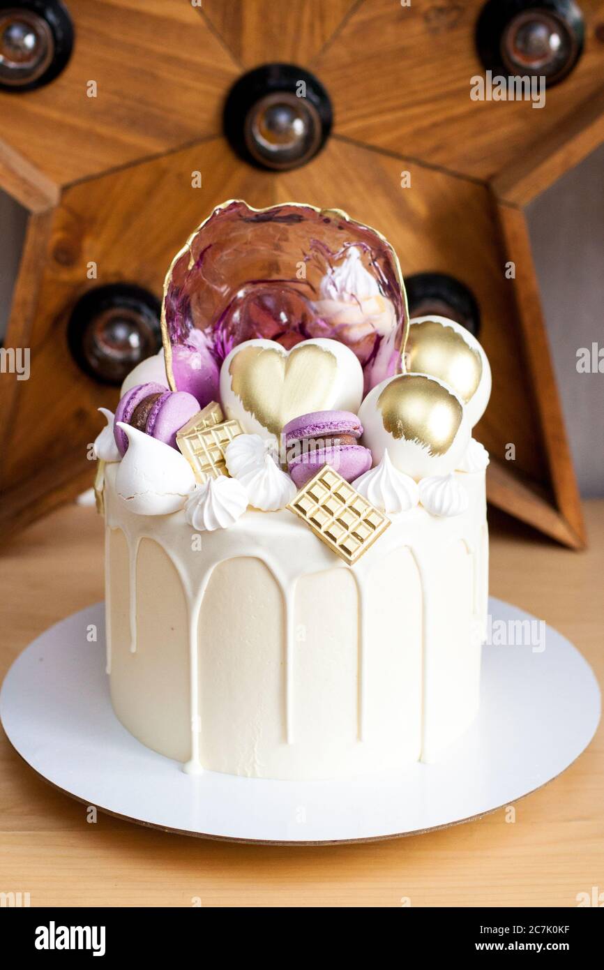 Gateau Moderne Et Elegant Au Chocolat Blanc Fondu Coeur Dore Et Boules De Chocolat Macarons Meringue Et Caramel Photo Stock Alamy