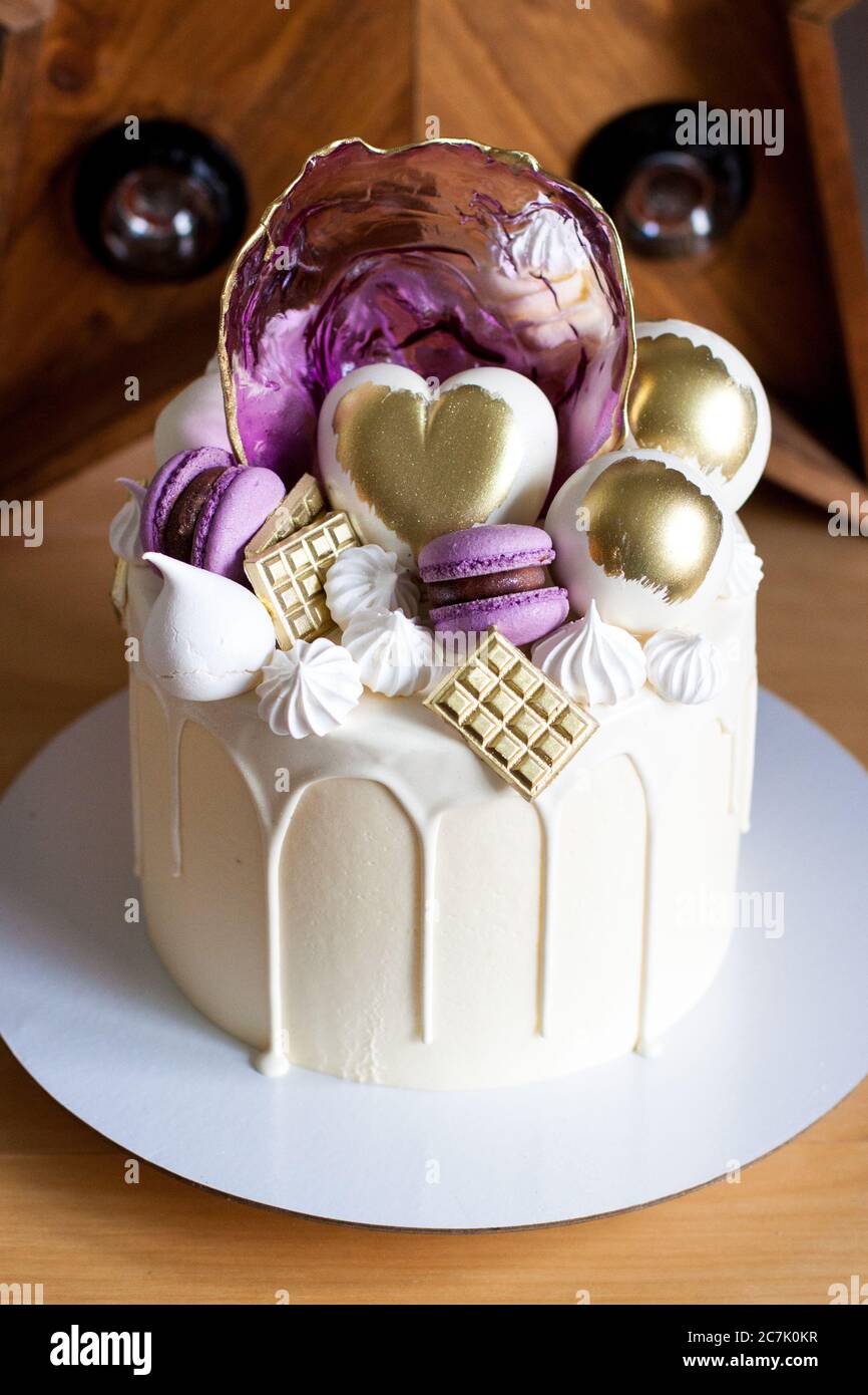 Gateau Moderne Et Elegant Au Chocolat Blanc Fondu Coeur Dore Et Boules De Chocolat Macarons Meringue Et Caramel Photo Stock Alamy Gateau Moderne Et Elegant Au Chocolat Blanc Fondu Coeur Dore Et Boules De Chocolat Macarons Meringue Et Caramel Photo Stock Alamy