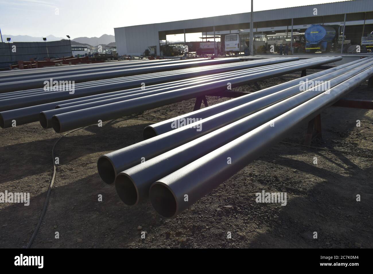 Tuyaux rouges pour systèmes de lutte contre les incendies et lignes d'eau d'extinction dans les bâtiments industriels. Banque D'Images