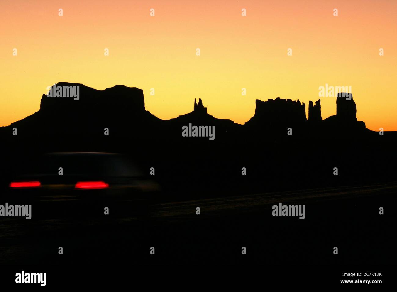 Les célèbres Mittens sont silhouettés au lever du soleil dans Monument Valley, Arizona, la vallée est située dans la réserve autochtone Navajo, près du monument four Corners et est accessible par la route 163, le nom Navajo pour la vallée est TSE BII 'Ndzisgaii (« Vallée des rochers »), Banque D'Images