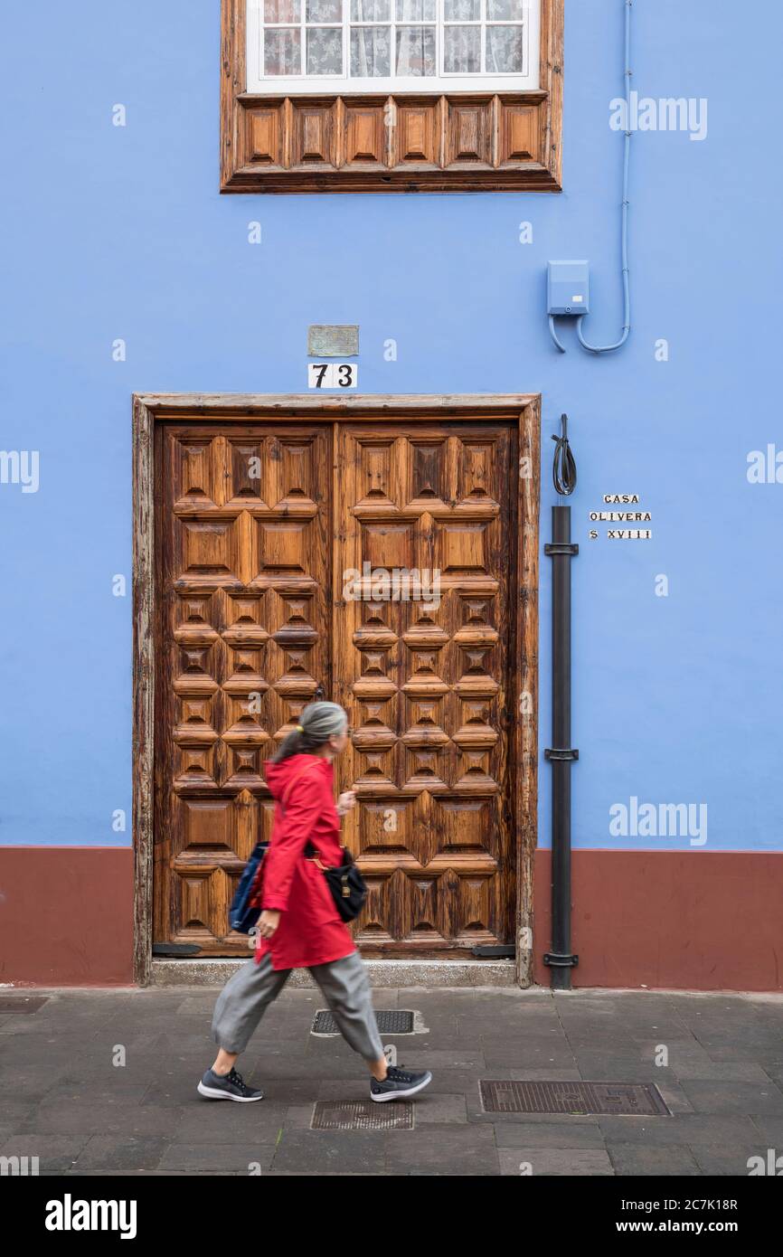 Immeuble bleu avec porte d'entrée en bois avec ornements sur la Calle San Agustin, San Cristobal de la Laguna, Tenerife, Iles Canaries, Espagne Banque D'Images