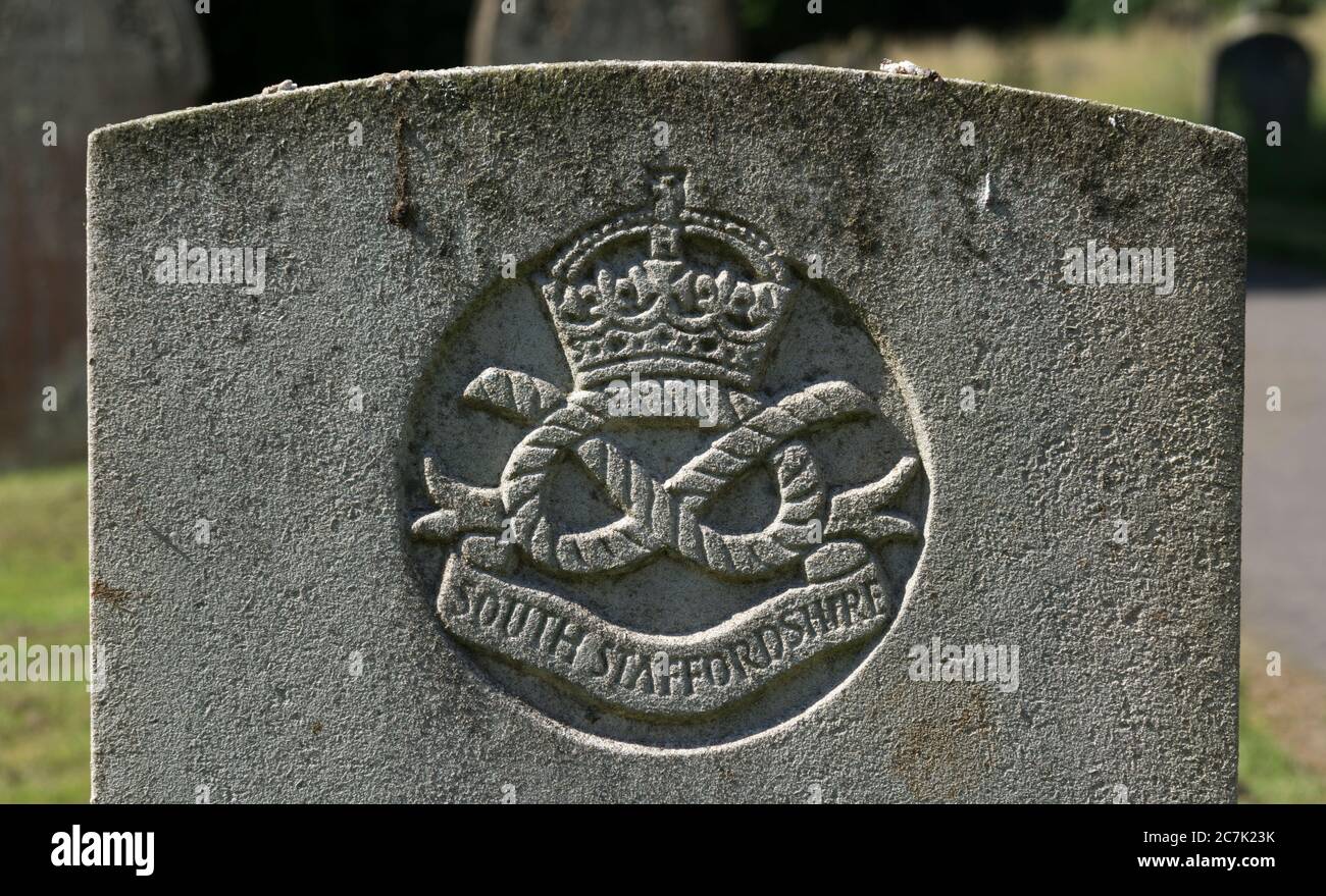 South Staffordshire Regiment crête sur une tombe de guerre, Royaume-Uni Banque D'Images