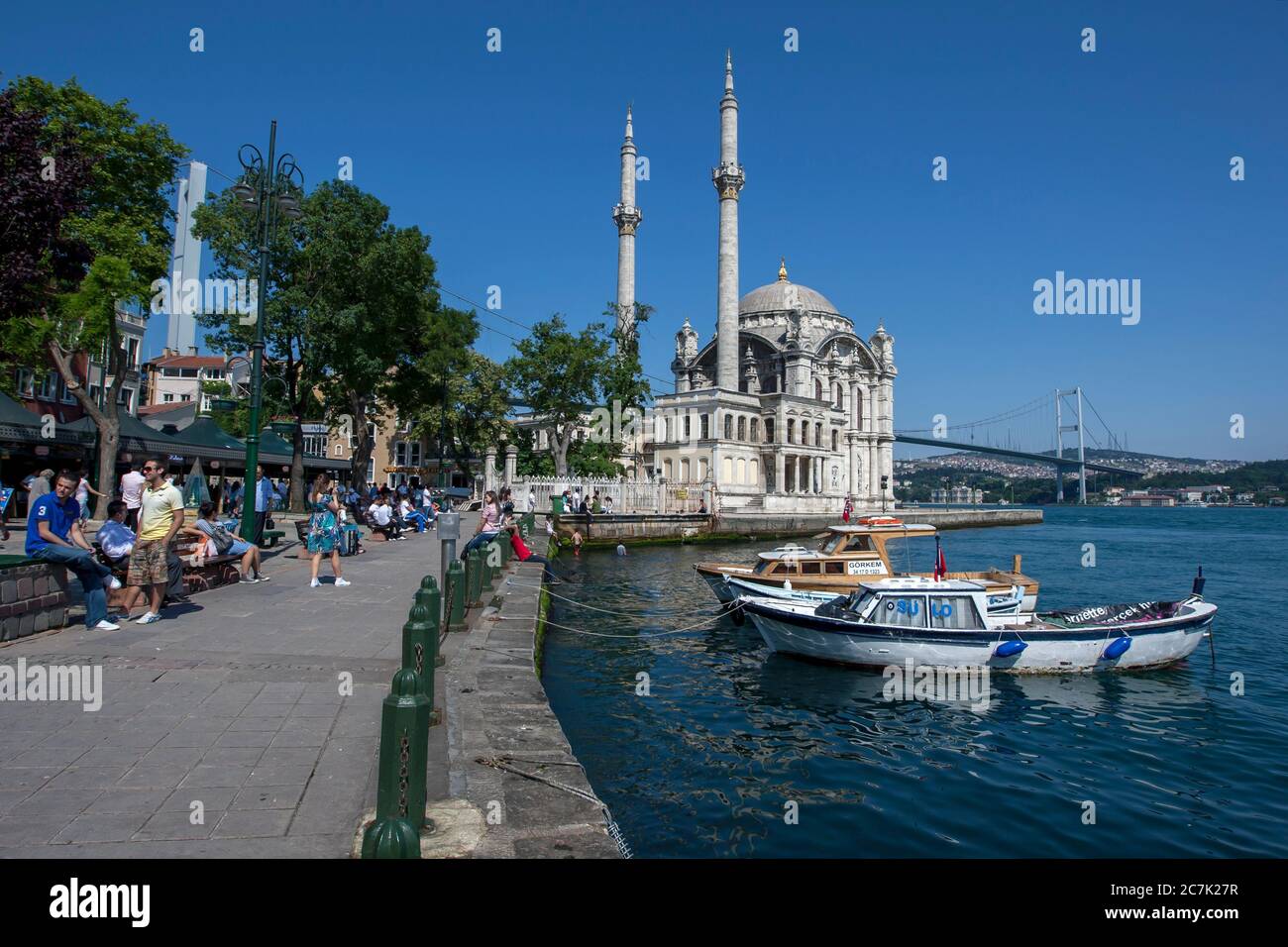 L'Ortakoy Camii (mosquée), magnifiquement conçu, se trouve à côté du Bosphore à Ortakoy, en Turquie, à Istanbul. Banque D'Images