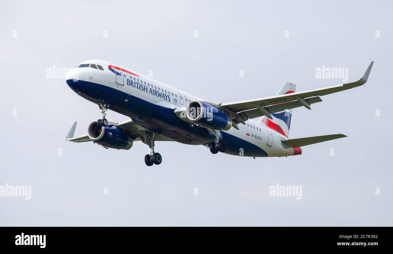 British Airways Airbus a320 G-EUYV sur l'approche finale de l'aéroport LHR de Londres-Heathrow Banque D'Images