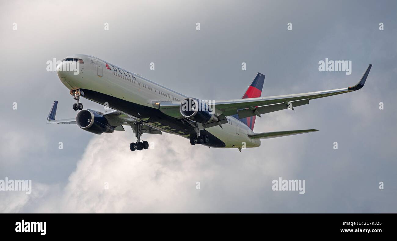 Delta Air Lines Boeing 767 N178DZ sur l'approche finale de l'aéroport de Londres-Heathrow LHR Banque D'Images