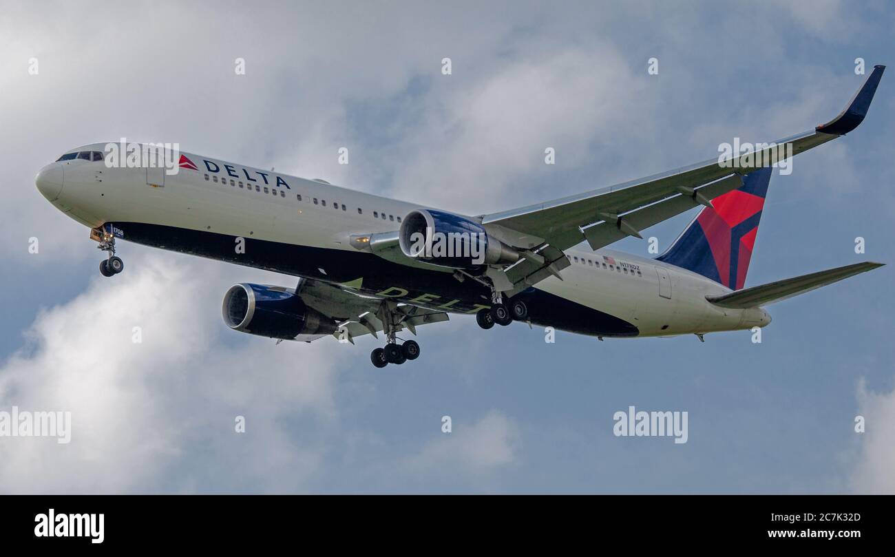 Delta Air Lines Boeing 767 N178DZ sur l'approche finale de l'aéroport de Londres-Heathrow LHR Banque D'Images
