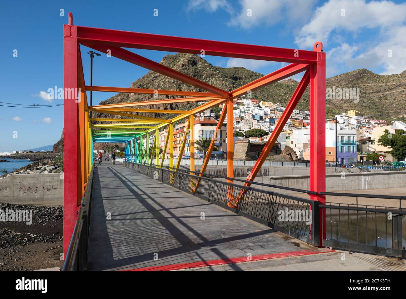 Pont coloré reliant 'Puente Peatonal de Colores' de la plage 'Playa de las Teresitas' à San Andres, Tenerife, Iles Canaries, Espagne Banque D'Images