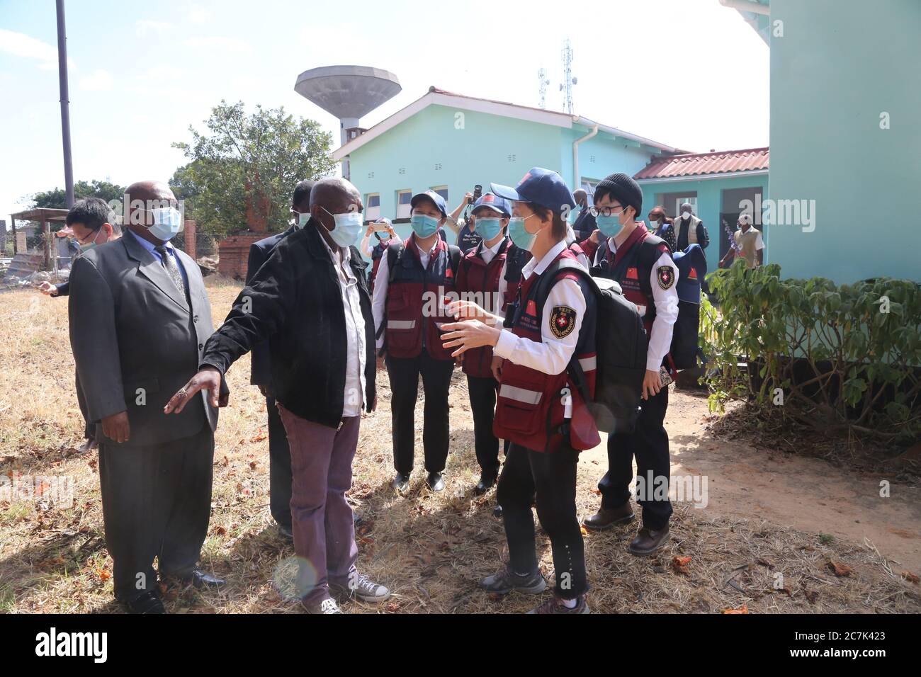 (200718) -- NAIROBI, le 18 juillet 2020 (Xinhua) -- des membres d'une équipe médicale chinoise visitent l'hôpital Mvurwi à Mvurwi, Zimbabwe, le 19 mai 2020. (Xinhua/Zhang Yuliang) Banque D'Images