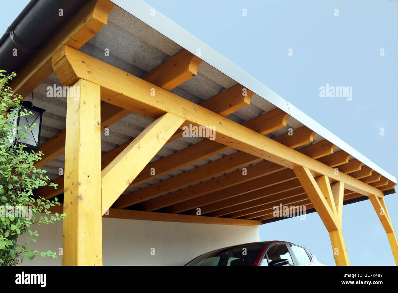 Carport moderne et de haute qualité en bois Banque D'Images