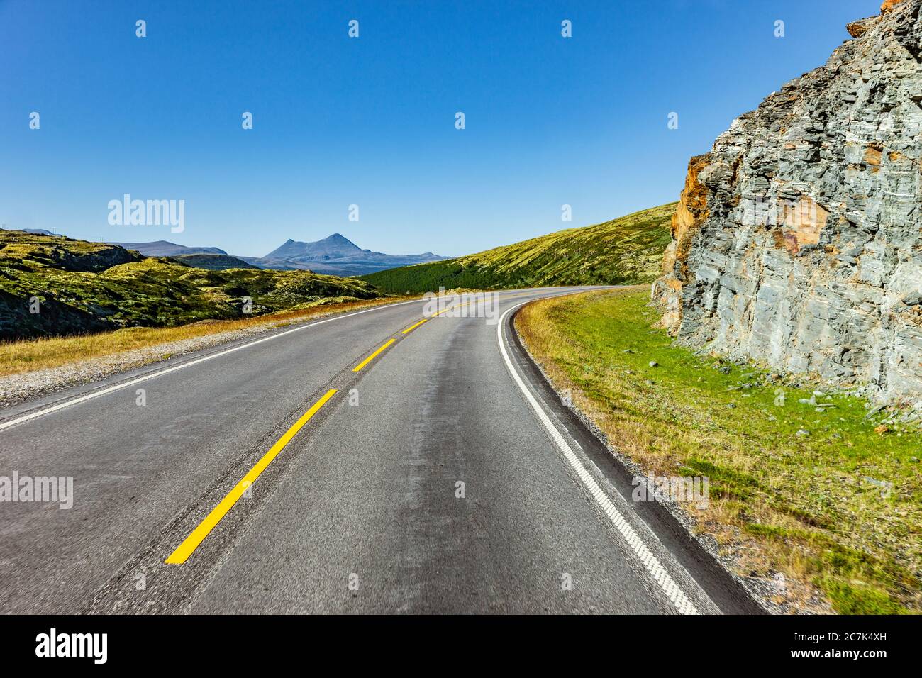 Route de campagne à travers le paysage scandinave en été Banque D'Images