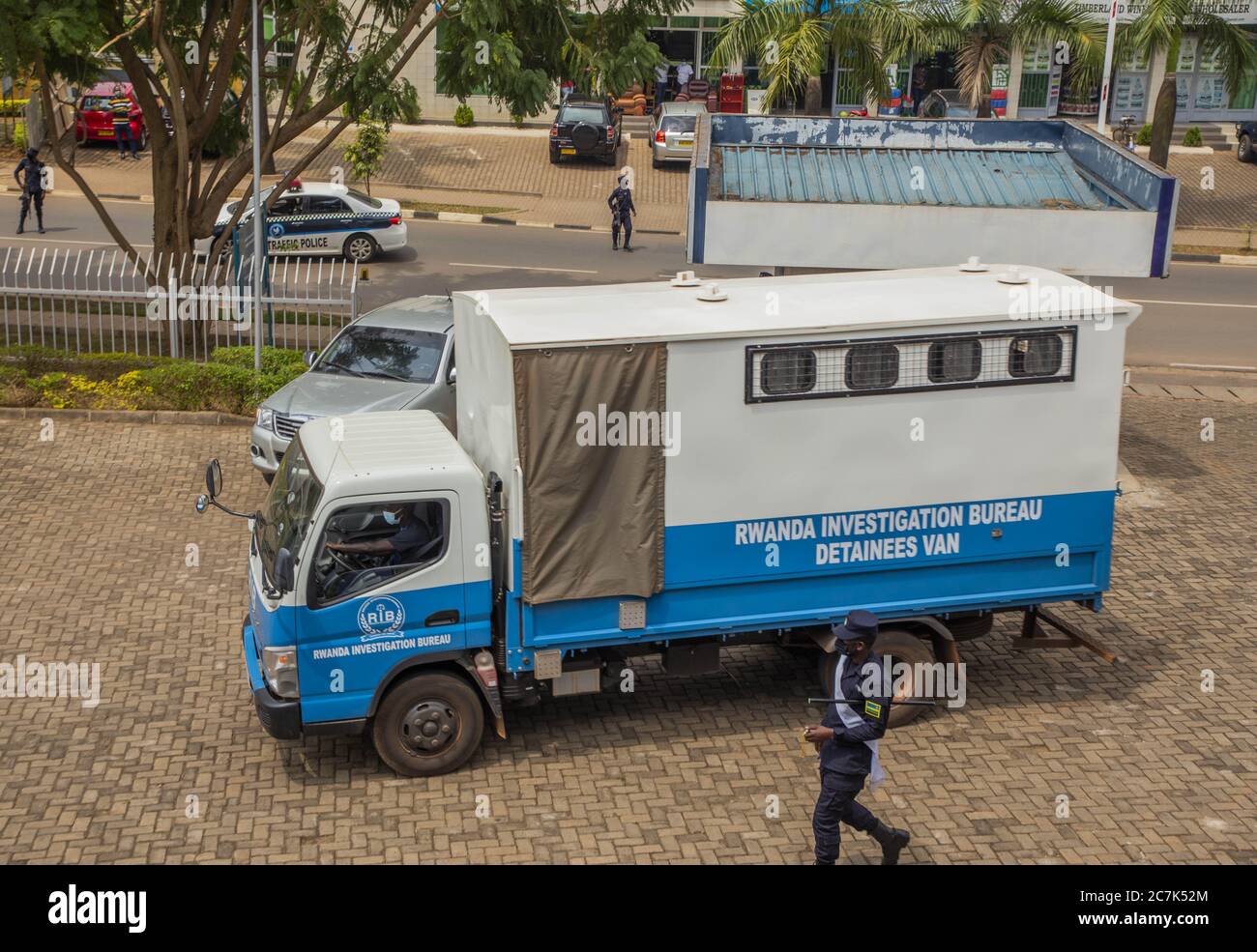 (200718) -- KIGALI, 18 juillet 2020 (Xinhua) -- UNE fourgonnette transportant des rebelles présumés arrive au quartier général de la police métropolitaine de Kigali, à Kigali, au Rwanda, le 17 juillet 2020. Le Bureau des enquêtes du Rwanda (RIB) a défilé vendredi dans les rues 57 rebelles présumés qui ont été récemment arrêtés dans les jungles de la République démocratique du Congo (RDC) voisine. (Photo de Cyril Ndegeya/Xinhua) Banque D'Images
