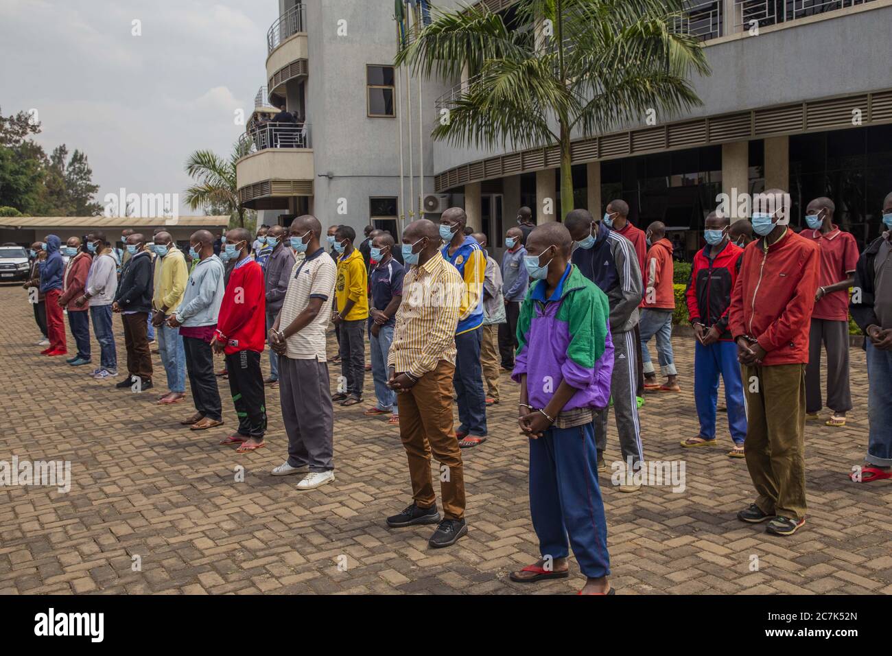(200718) -- KIGALI, 18 juillet 2020 (Xinhua) -- On a vu des rebelles présumés au quartier général de la police métropolitaine de Kigali, à Kigali, au Rwanda, le 17 juillet 2020. Le Bureau des enquêtes du Rwanda (RIB) a défilé vendredi dans les rues 57 rebelles présumés qui ont été récemment arrêtés dans les jungles de la République démocratique du Congo (RDC) voisine. (Photo de Cyril Ndegeya/Xinhua) Banque D'Images