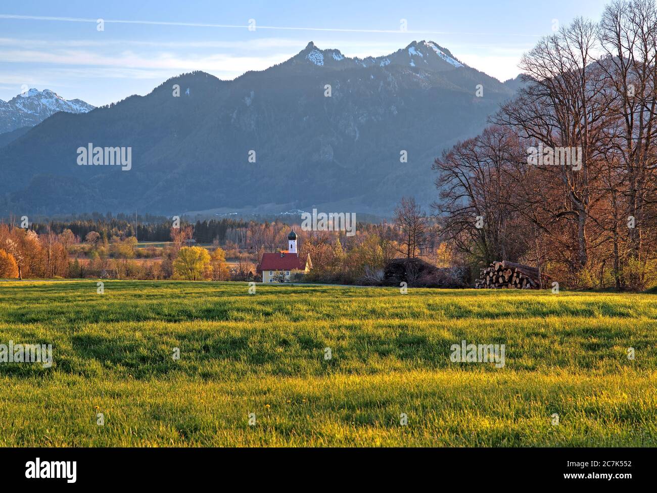 Paysage de printemps avec petite église du hameau de Weichs contre Ettaler Mandl (1633m) et Laber (1686m) des Alpes Ammergau, Ohlstadt, Das Blaue Land, haute-Bavière, Bavière, Allemagne Banque D'Images