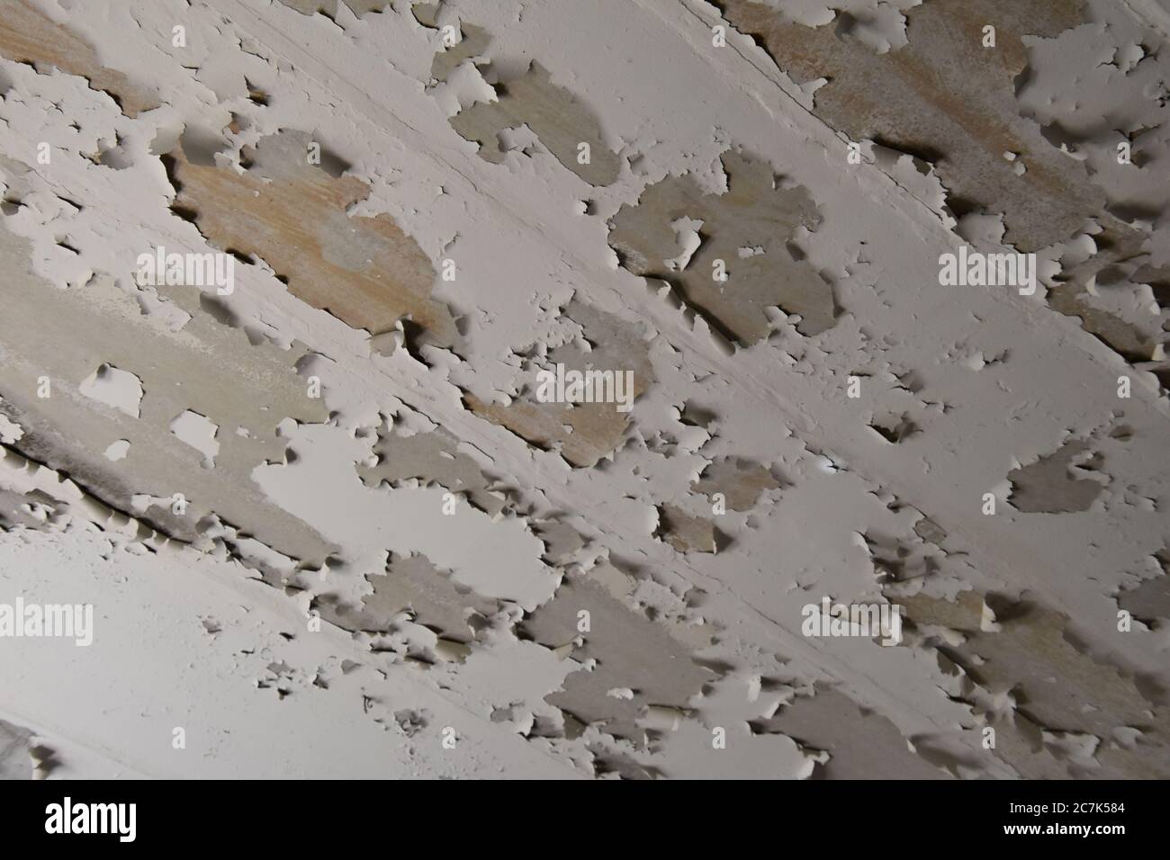 Vieille peinture hachée sur un plafond en béton. Banque D'Images