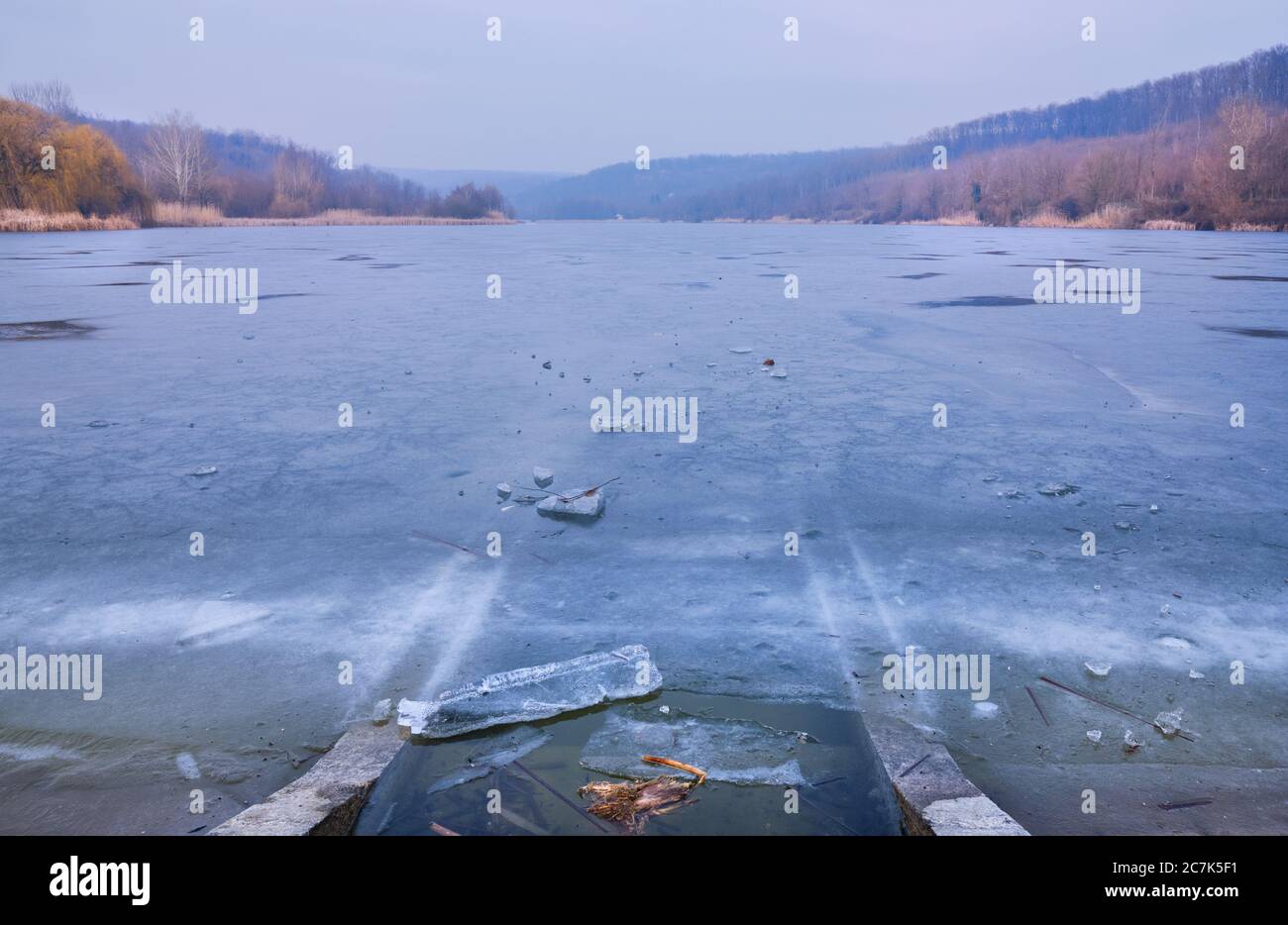 Le lac Bruje, sur les pentes occidentales de la montagne Fruska Gora à Syrmia, province serbe du nord de la Voïvodine, est gelé pendant l'hiver Banque D'Images
