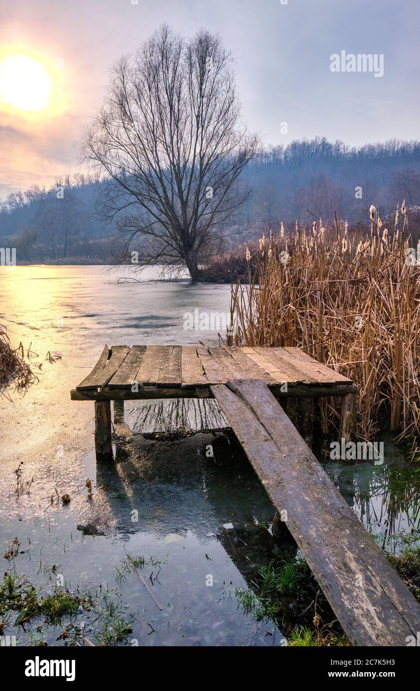 Le lac Bruje, sur les pentes occidentales de la montagne Fruska Gora à Syrmia, province serbe du nord de la Voïvodine, est gelé pendant l'hiver Banque D'Images