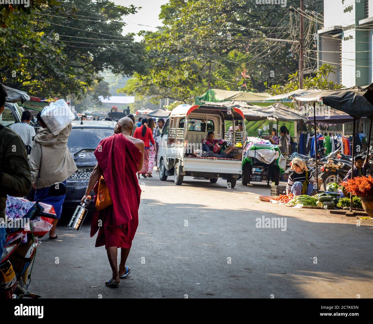 Mandalay, Myanmar - le vieux moine est passé d'un magasin à l'autre en supplice pour les almes dans le marché de Zay Cho, le plus grand marché traditionnel central du Myanmar. Banque D'Images