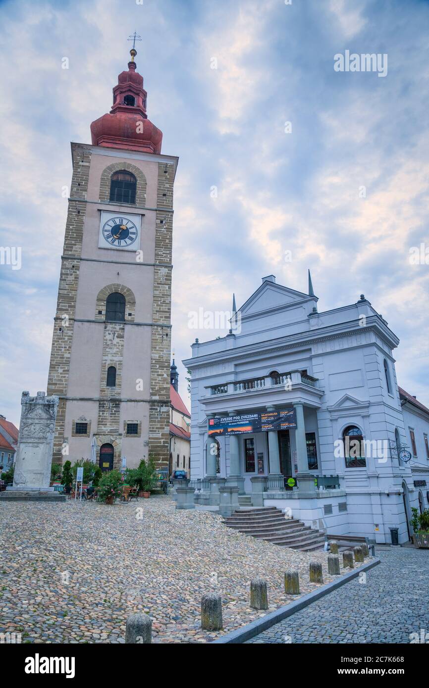 Ptuj (Pettau), clocher de l'église Saint-George Parrish et théâtre municipal, Styrie slovène, Slovénie Banque D'Images