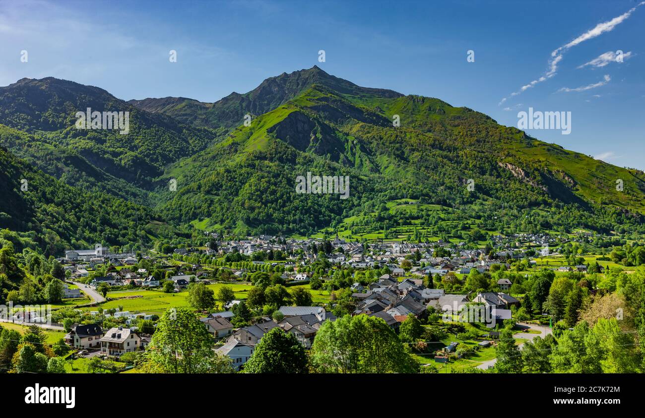 Vue sur Laruns dans les Pyrénées françaises Banque D'Images