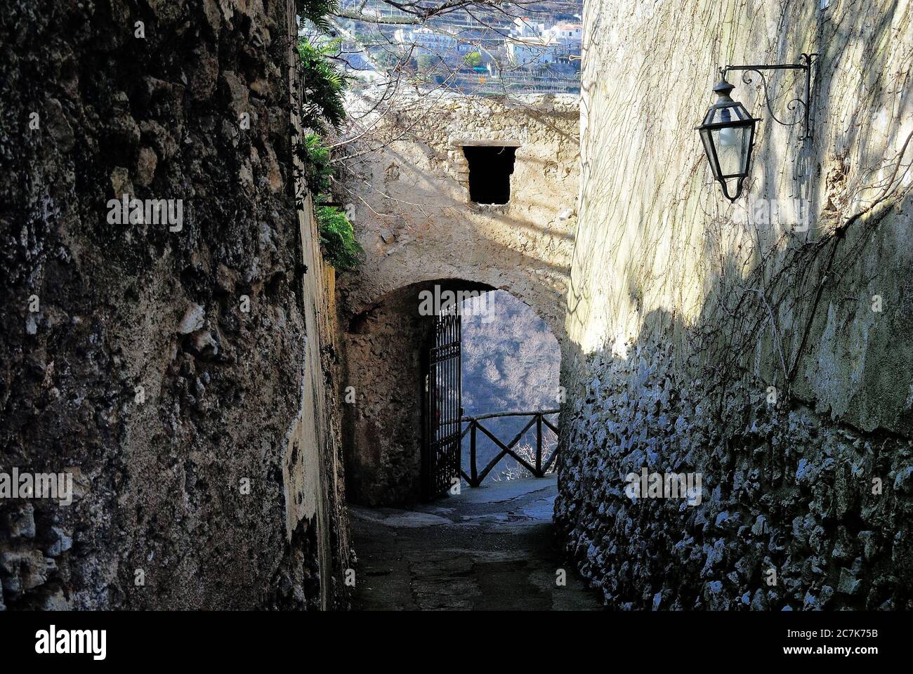 Côte amalfitaine, Campanie, Italie. Les ruelles caractéristiques de Ravello. Banque D'Images