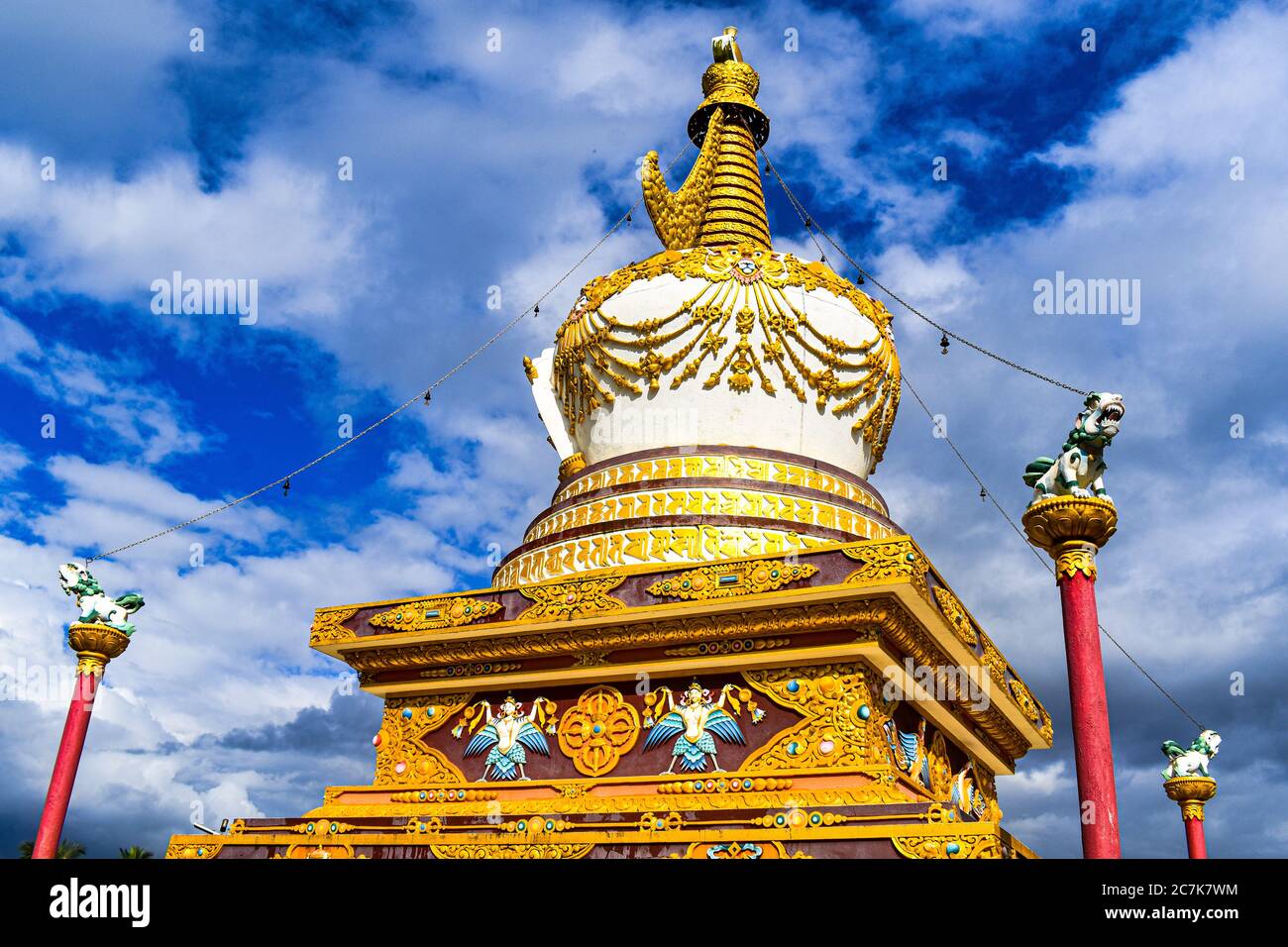 Un monument de la statue bouddhiste . il contient de belles peintures en or et blanc avec ciel bleu derrière Banque D'Images