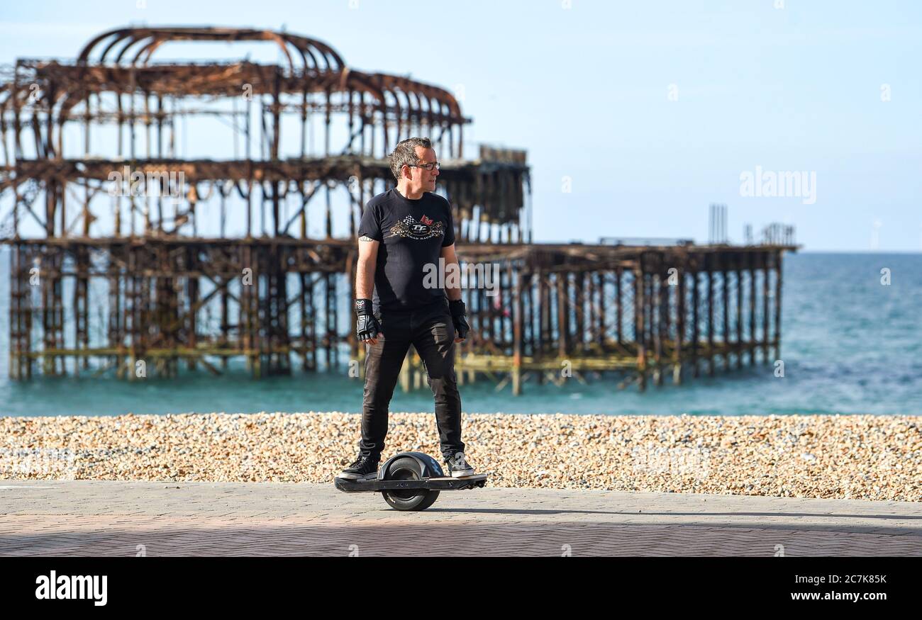 Brighton UK 18 juillet 2020 - ce chap sur un véhicule à roue unique a une façon inédite de se déplacer le long de Brighton front de mer ce matin, lors d'une belle journée ensoleillée sur la côte sud avec des températures qui devraient atteindre les 20 hautes dans certaines parties de la Grande-Bretagne : Credit Simon Dack / Alamy Live News Banque D'Images