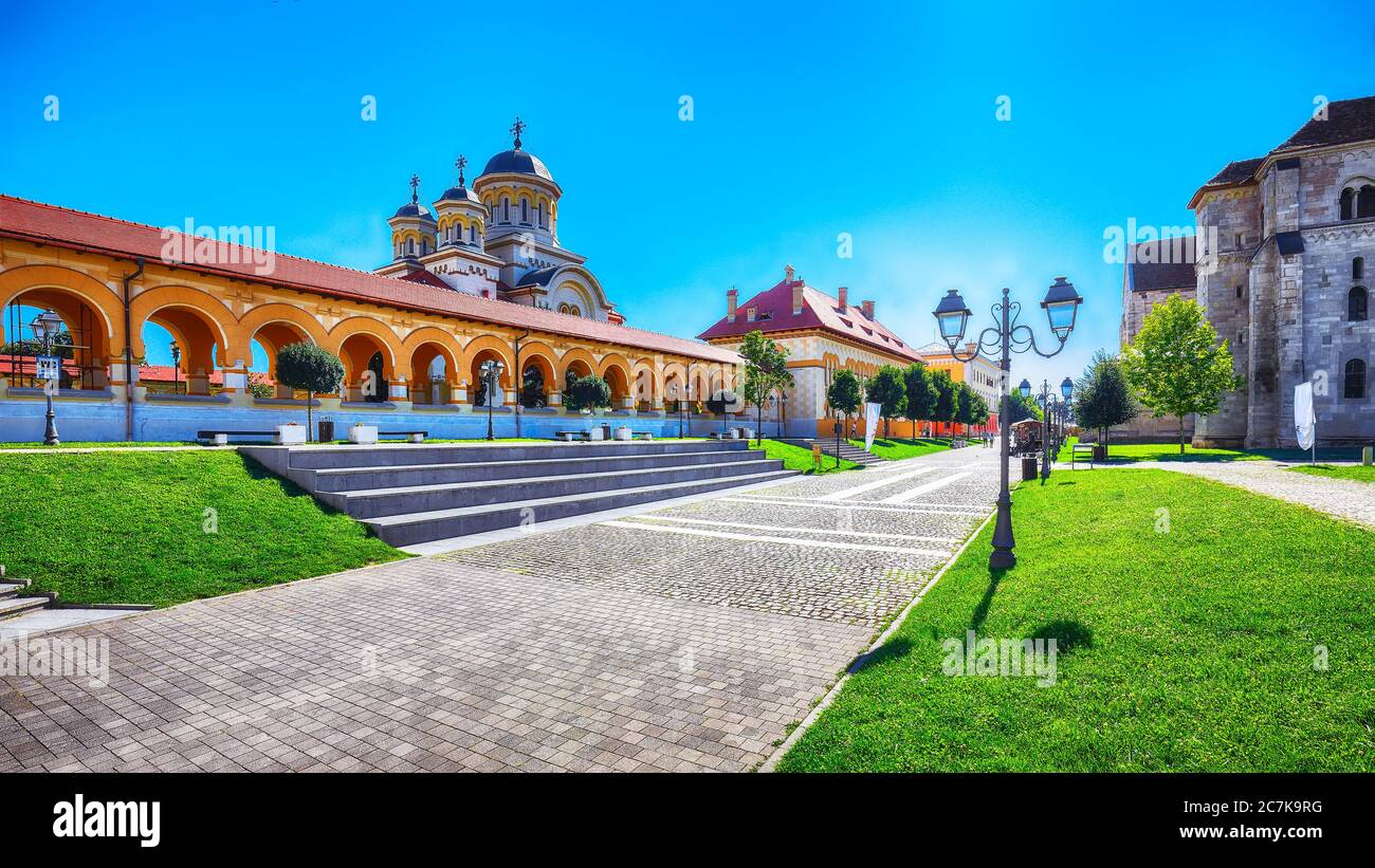 La cathédrale orthodoxe de Coronation à la forteresse d'Alba Iulia. Scène estivale dramatique de Transylvanie, ville d'Alba Iulia, Roumanie, Europe Banque D'Images