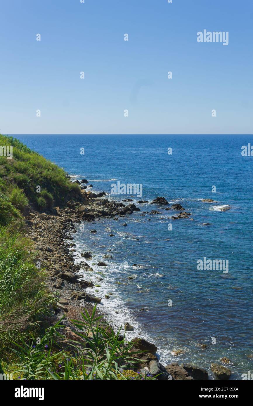 Vue sur la mer Ligurienne depuis la ville de Sanremo, Italie Banque D'Images