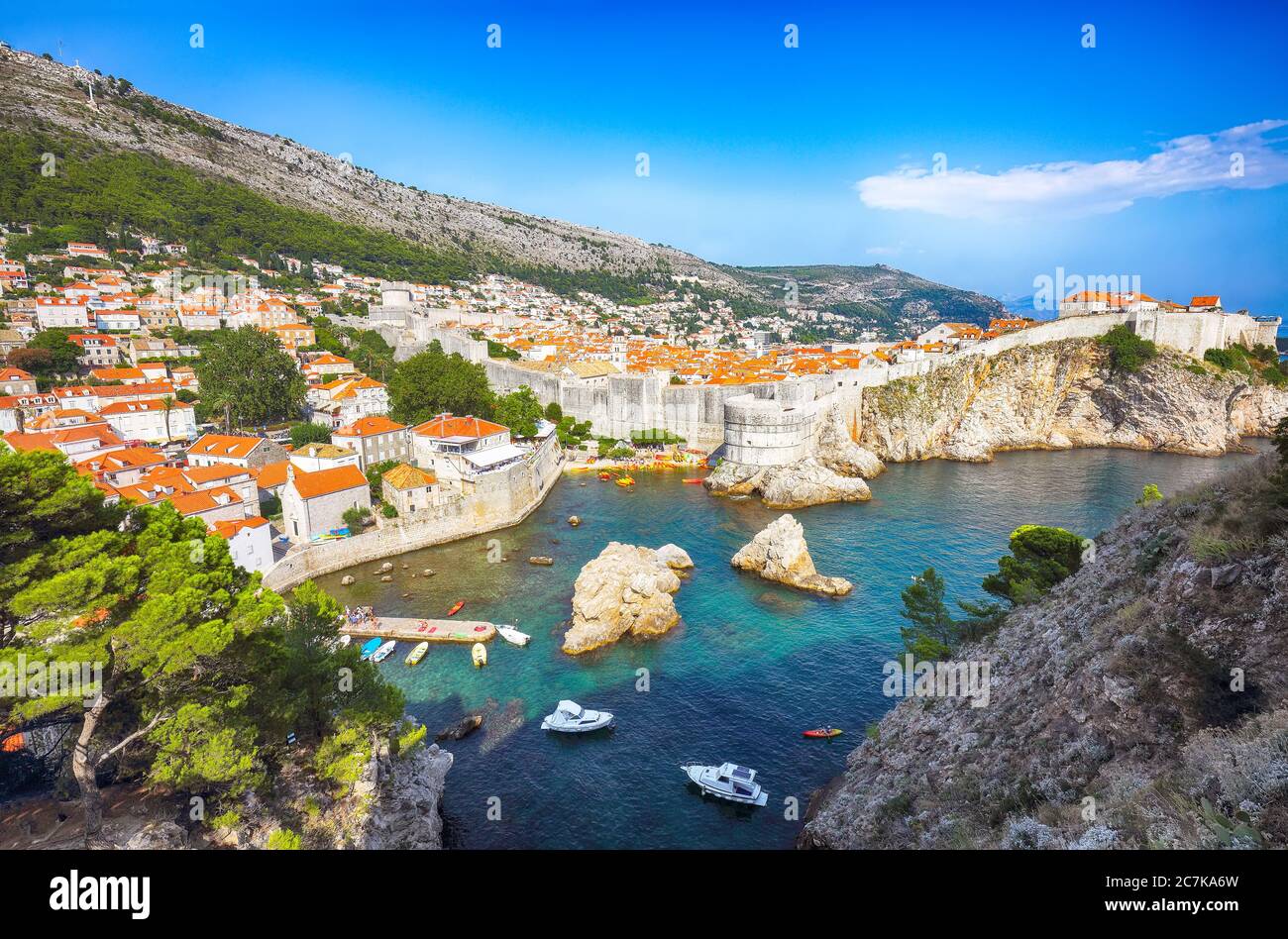 Vue aérienne de la célèbre destination de voyage ville de Dubrovnik - fort Bokar vu de fort Lovrijenac par une journée ensoleillée. Emplacement: Dubrovnik, Dalmatie, CROa Banque D'Images