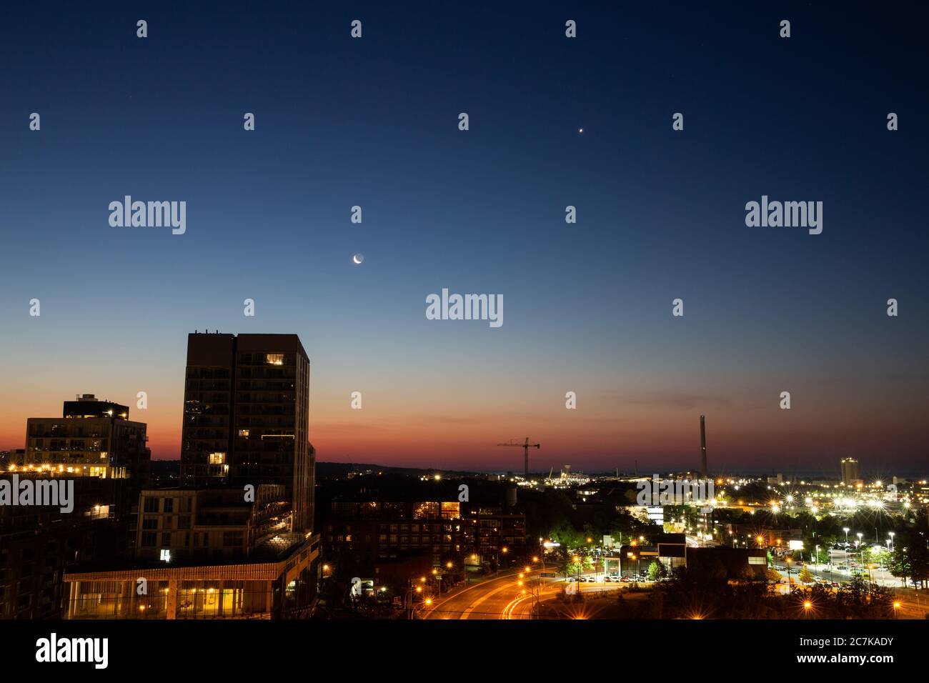 Vénus, accompagnée d'un croissant de lune, apparaît vers l'est à mesure que le soleil se lève à Toronto, AU CANADA. 18 juillet 2020 Banque D'Images