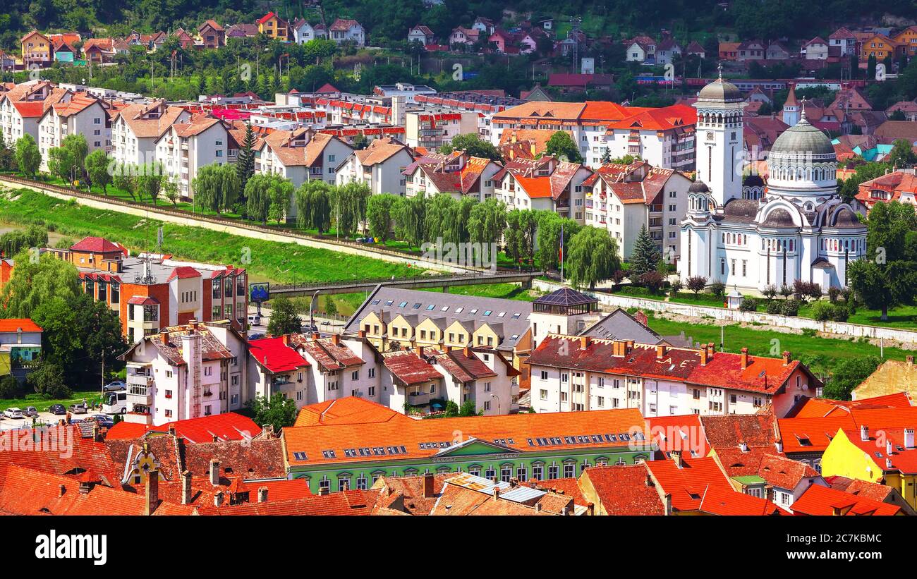 Vue sur la ville de Sighisoara. L'église de la Sainte Trinité une église orthodoxe roumaine construite dans le style néo-byzantin. Sighisoara, Transylvanie, romaine Banque D'Images