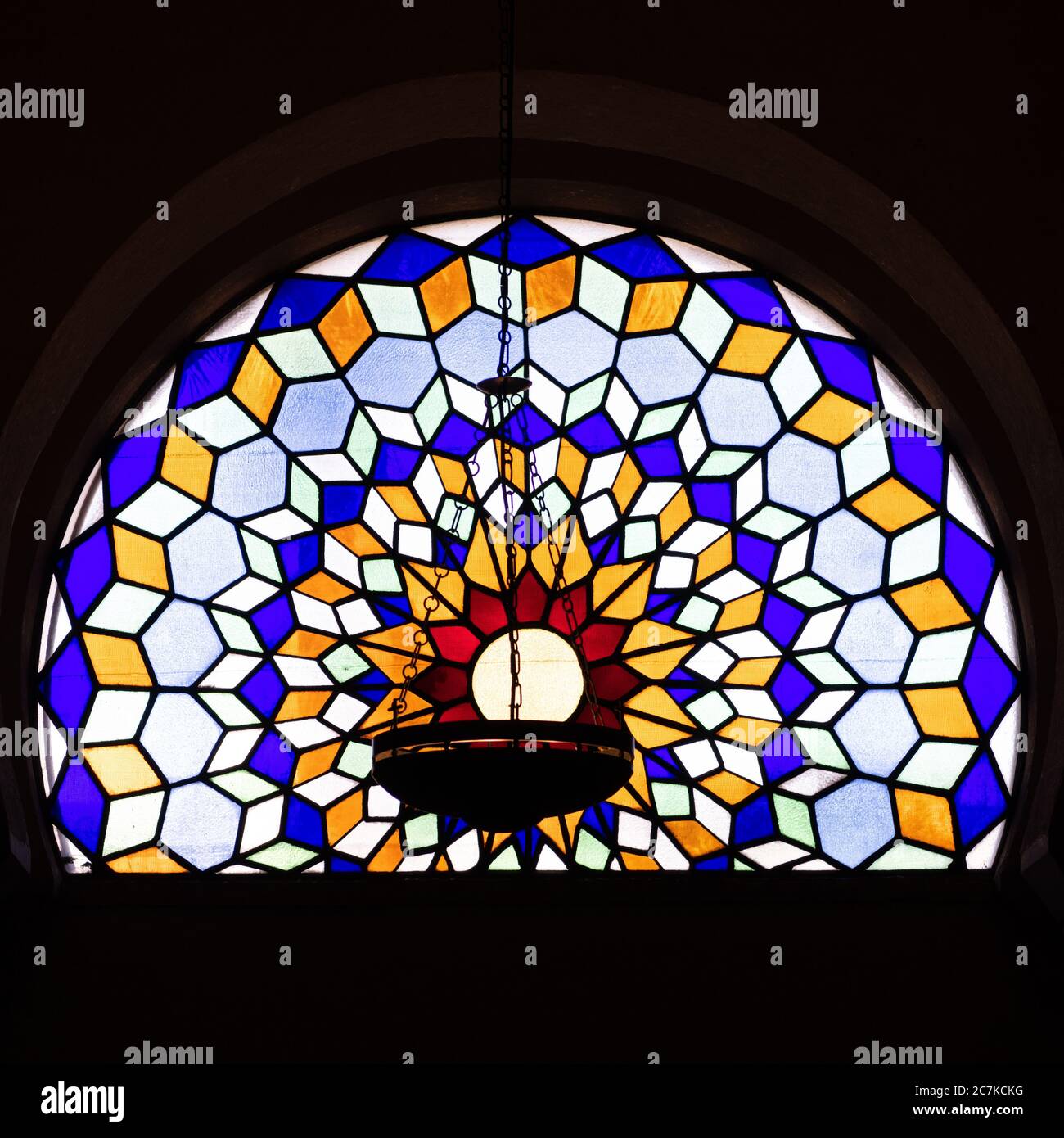 Une fenêtre moderne en vitraux se trouve dans l'extension de la mosquée-cathédrale de Cordoue par Almanzor Banque D'Images