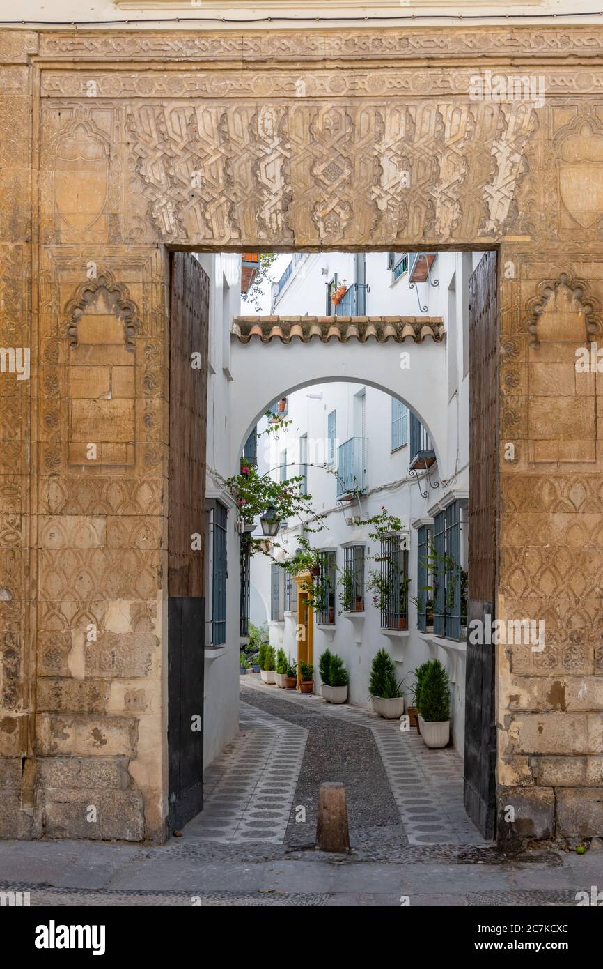 La façade gothique-mudejar de la Casa del Indiano du XVe siècle sur la Plaza Ángel de Torres de Cordoue. L'ancienne porte du palais mène maintenant aux appartements Banque D'Images
