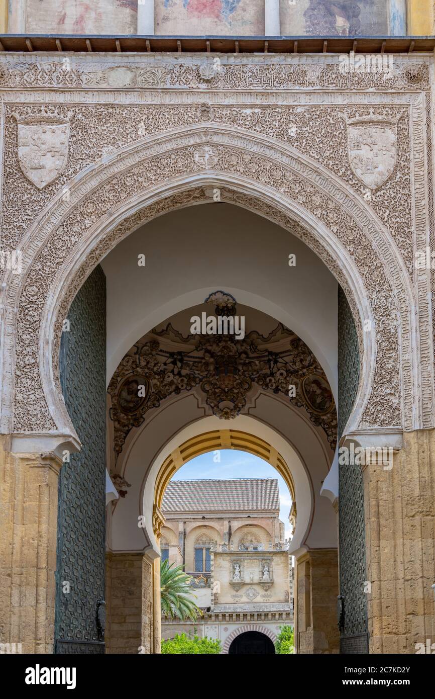 La mosquée-cathédrale de Cordoue à travers les multiples arches ornementales de la Puerta del Perdón (porte du pardon) dans la tour du clocher. Banque D'Images