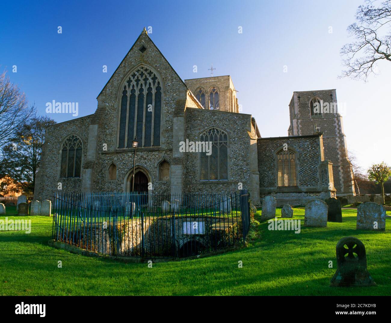 Vue E du puits St Withburga, église St Nicholas et clocher séparé, East Dereham, Norfolk, Angleterre, Royaume-Uni. Site traditionnel d'un C7th couvent. Banque D'Images