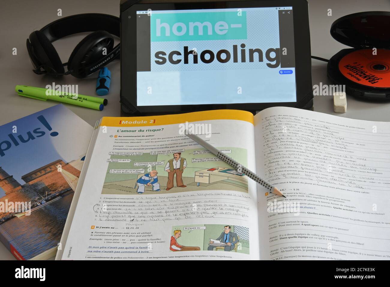 Scolarisation à domicile, gros plan, corona, français, fournitures scolaires Banque D'Images